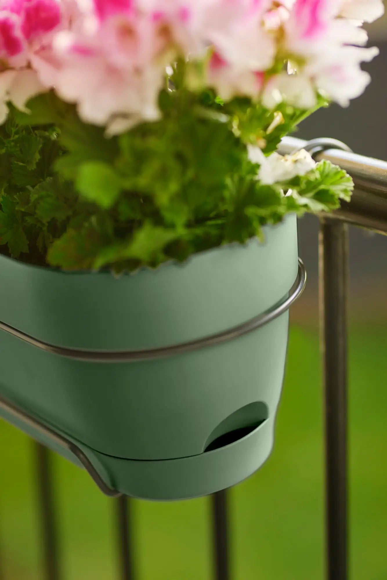 Elho Balkonkasten Vibia Campana Allin1, 50 Cm, Pistazien Grün