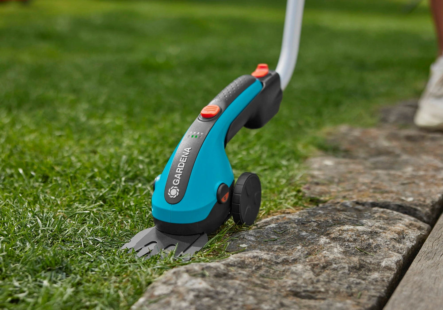 Gardena Set Akku-Grasschere ClassicCut Li + Stiel + Räder